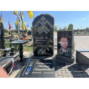 Пам'ятник військовому із рваного каменю